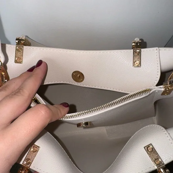Elegant Cream Handbag - Picture 4 of 4